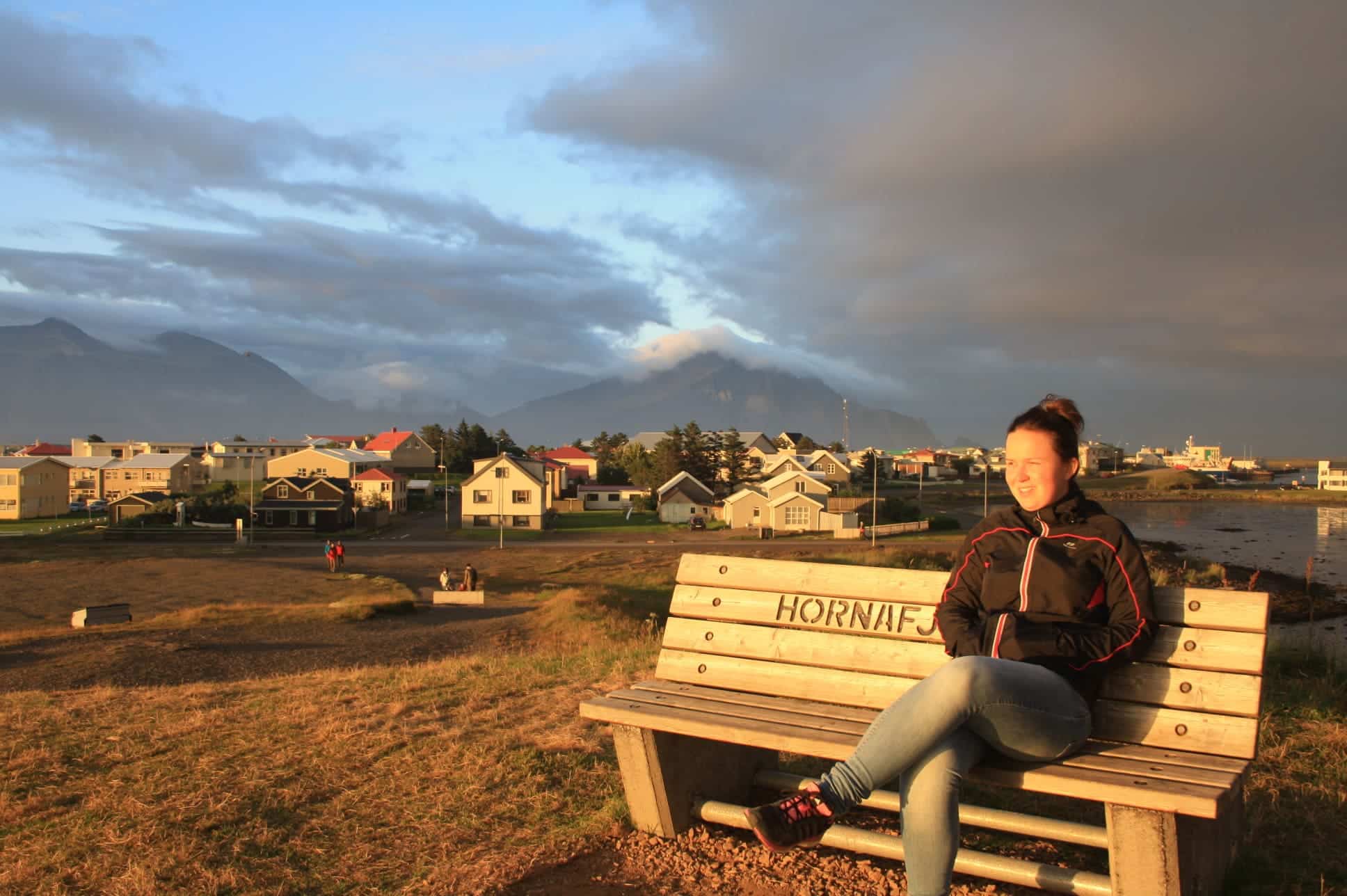 Audrey sur un banc au coucher de soleil