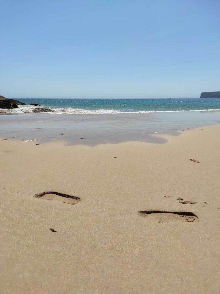 Empreintes dans le sable de la plage Beliche Portugal Algarve