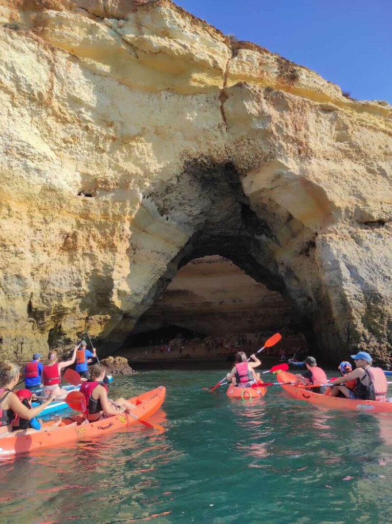 Entrée en canoe dans la grotte de Benagil