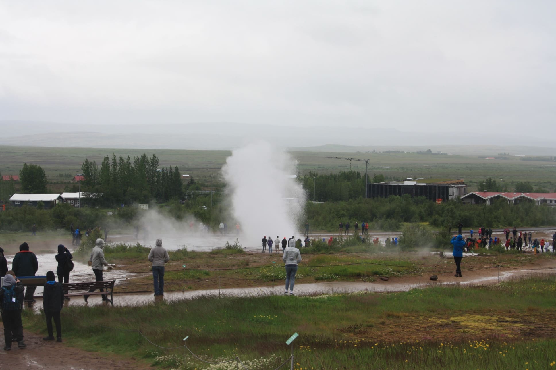 Cratère qui explose à Geysir