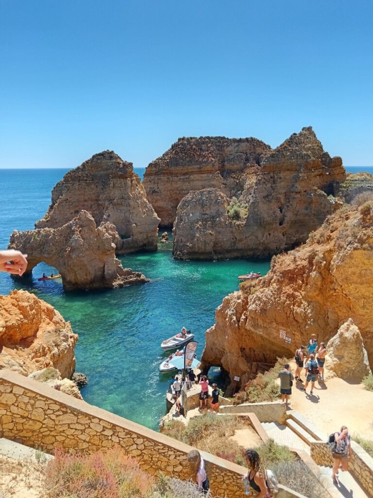 Plage Camilo et pics rocheux en Algarve