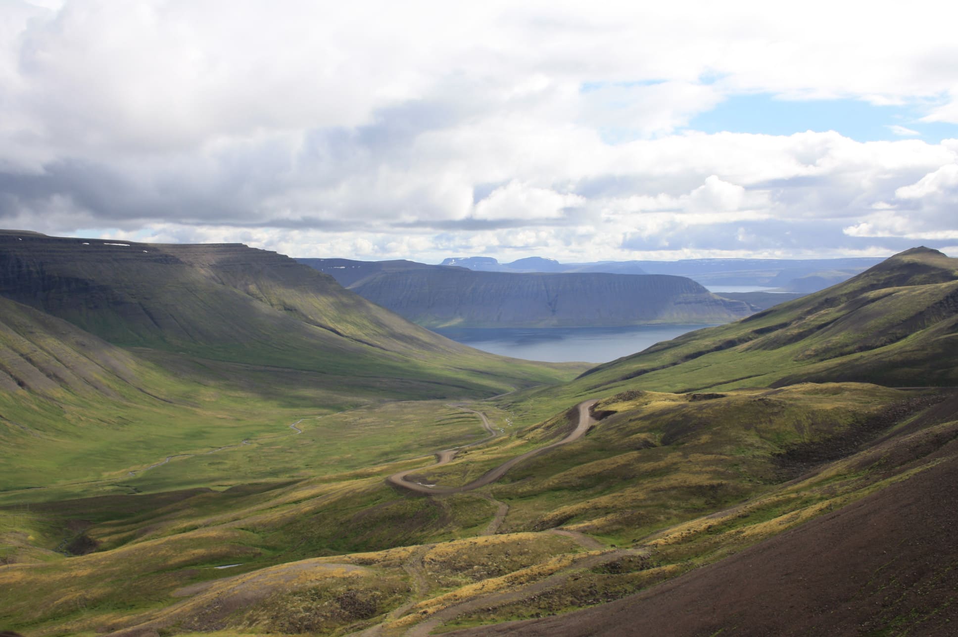 Vallée avec vue sur le fjord Bildudalur