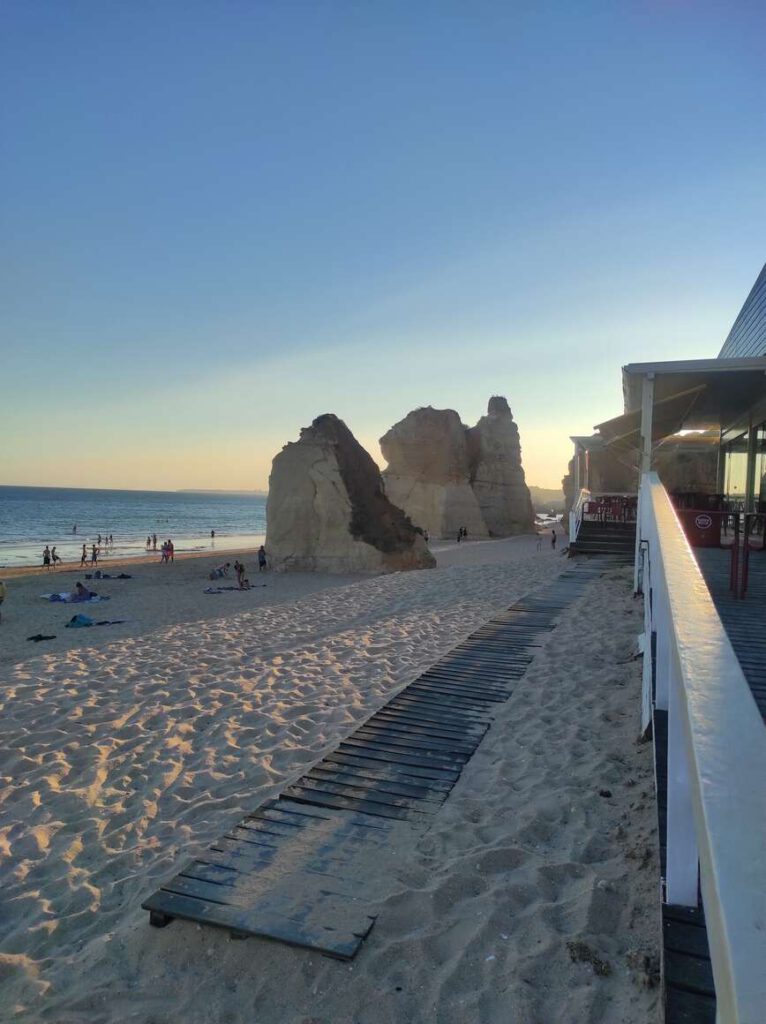 Pics rocheux sur une plage en Algarve