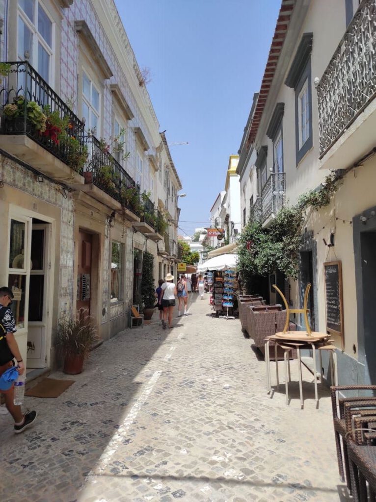 Rue commerçante à Tavira