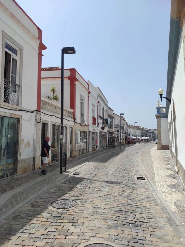 Rue commerçante à Tavira