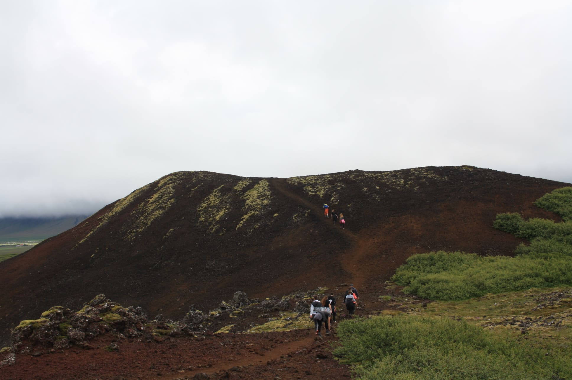 Sentier qui mène au cratère d'Eldborg