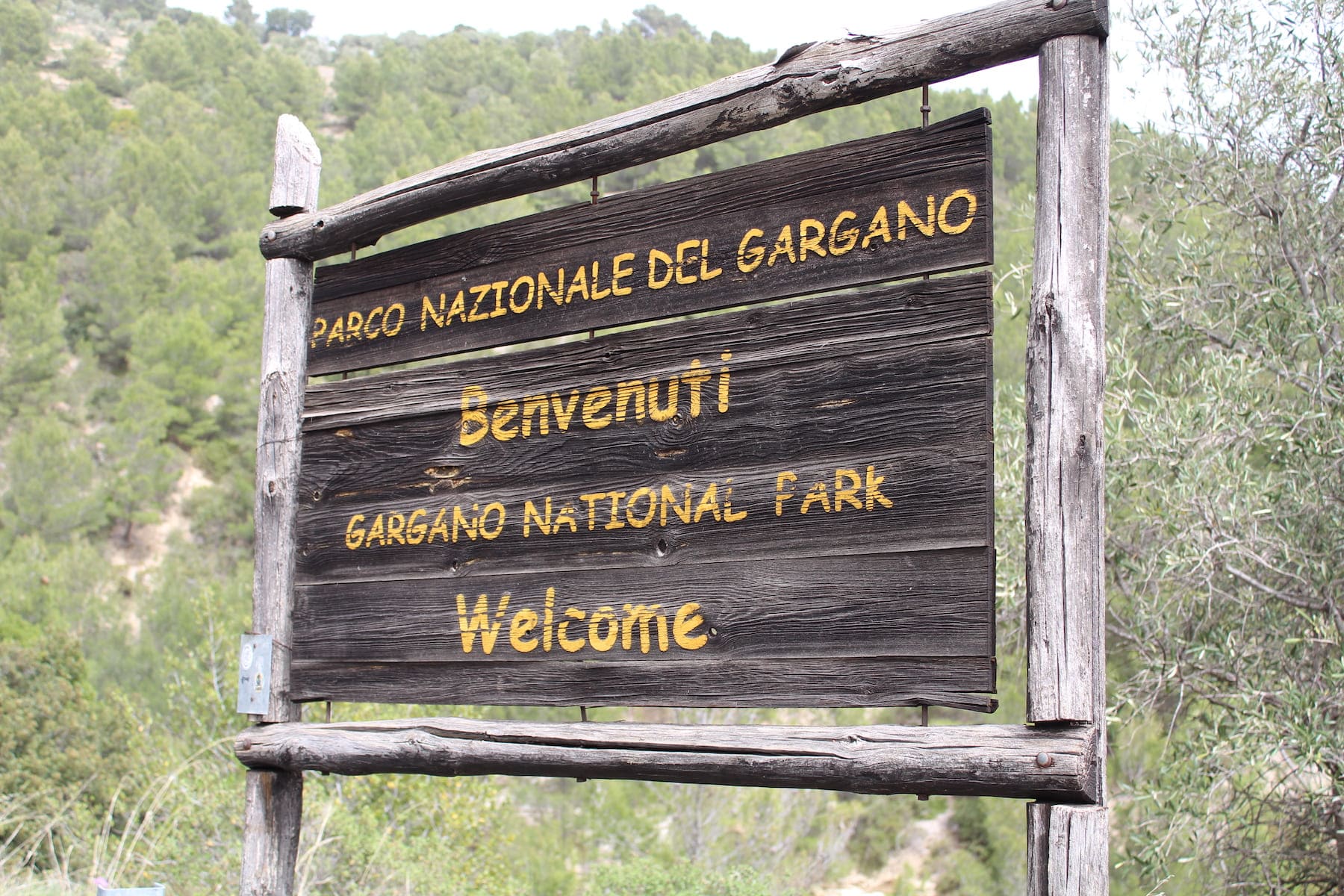 Panneaux de l'entrée du parc Gargano dans les Pouilles