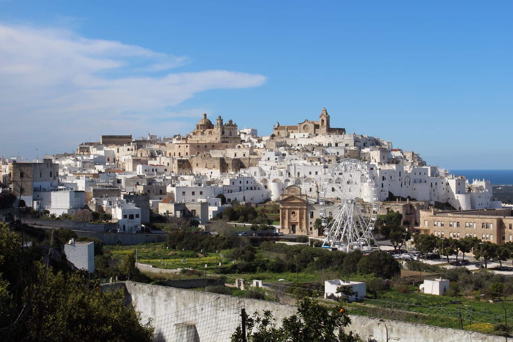 Vue de loin sur la ville d'Ostuni