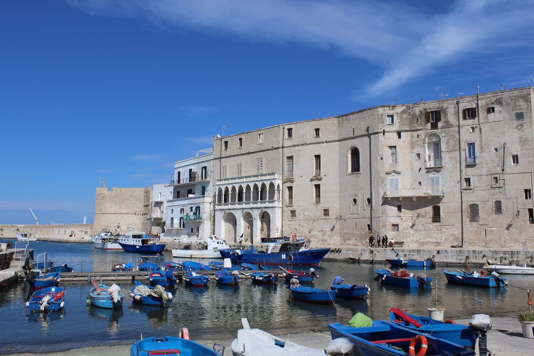 Port de Monopoli et ses barques bleues