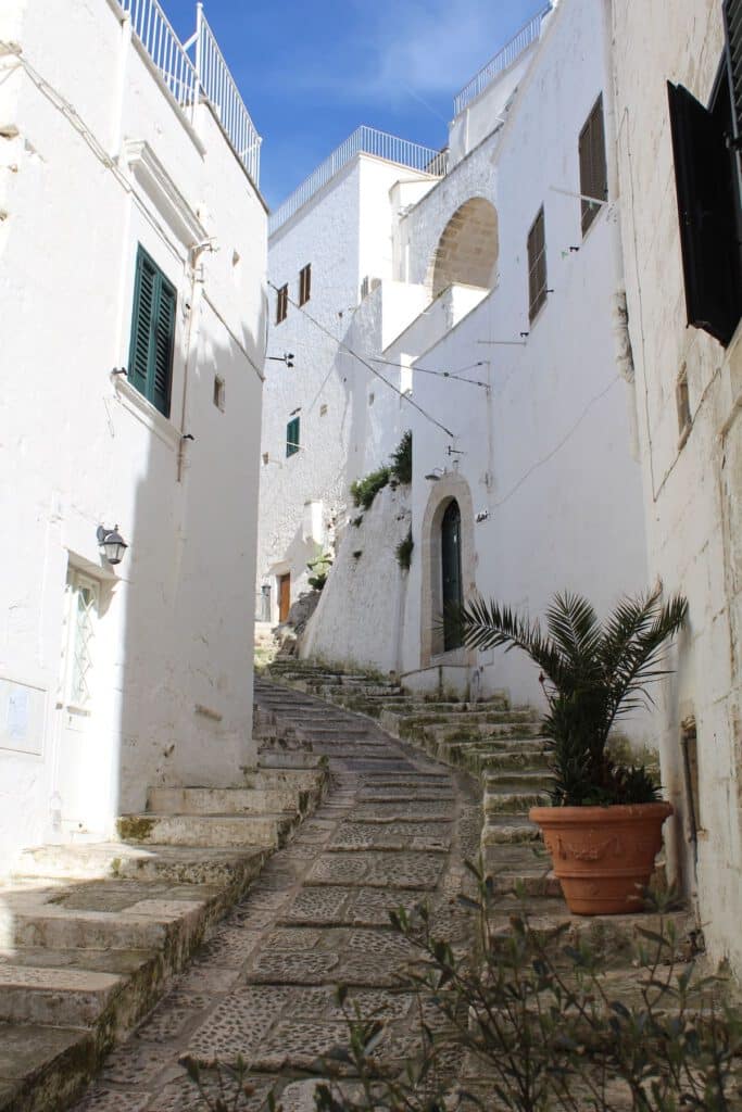 Une jolie rue avec des escaliers