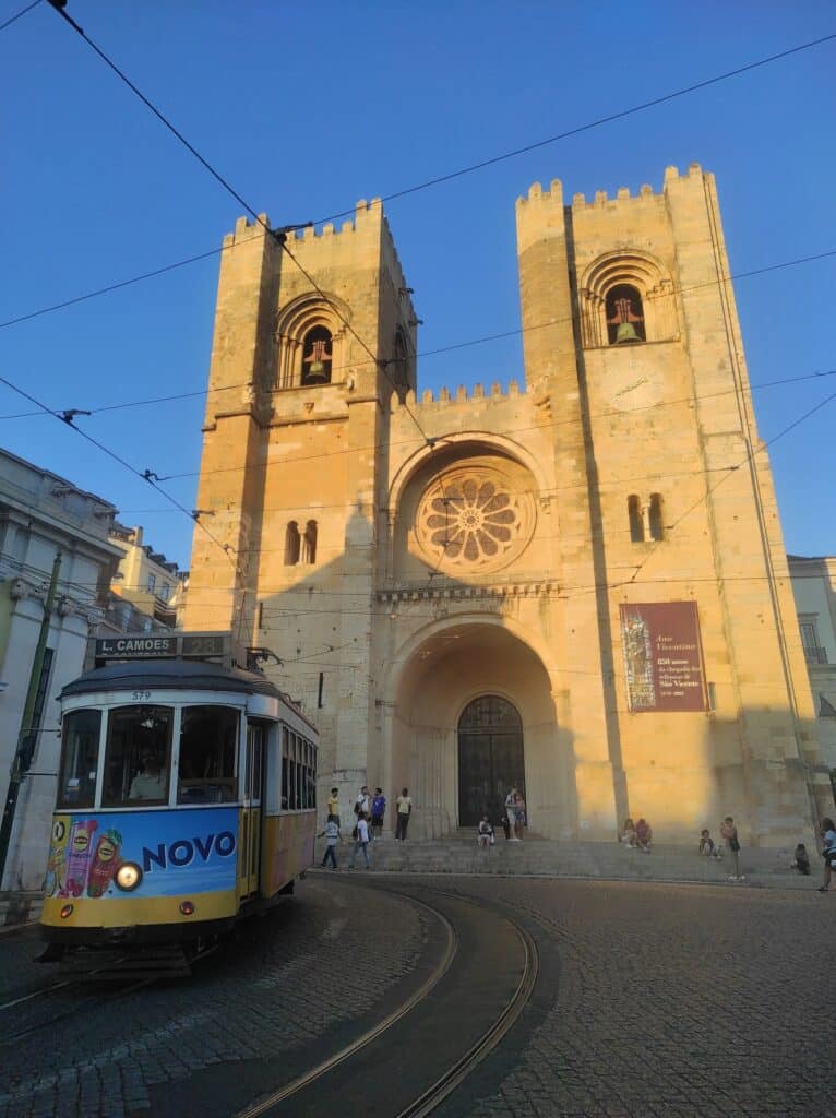 Cathédrale de Lisbonne et tramway