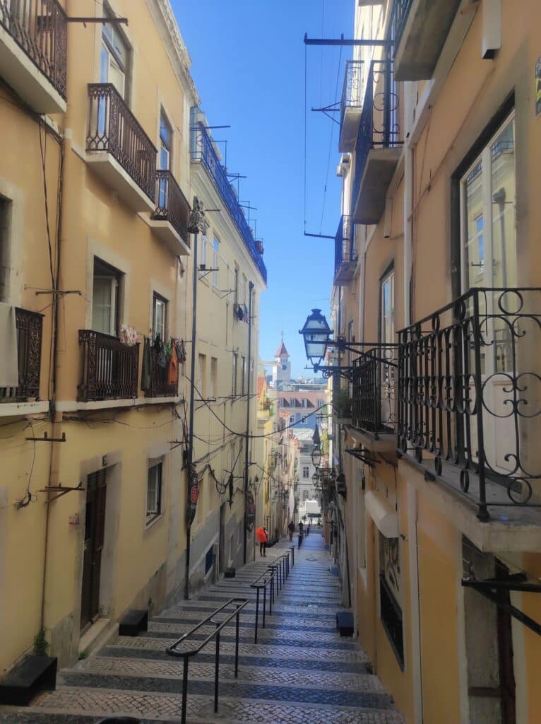 Ruelle quartier Alfama Lisbonne