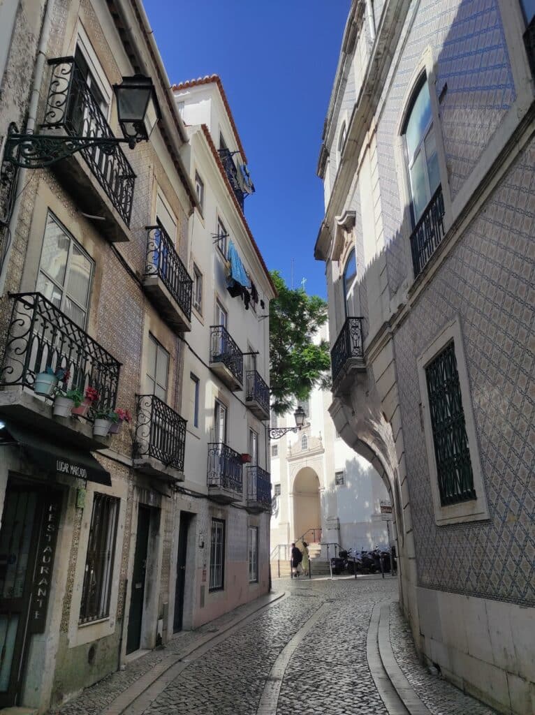 Ruelle quartier Alfama Lisbonne