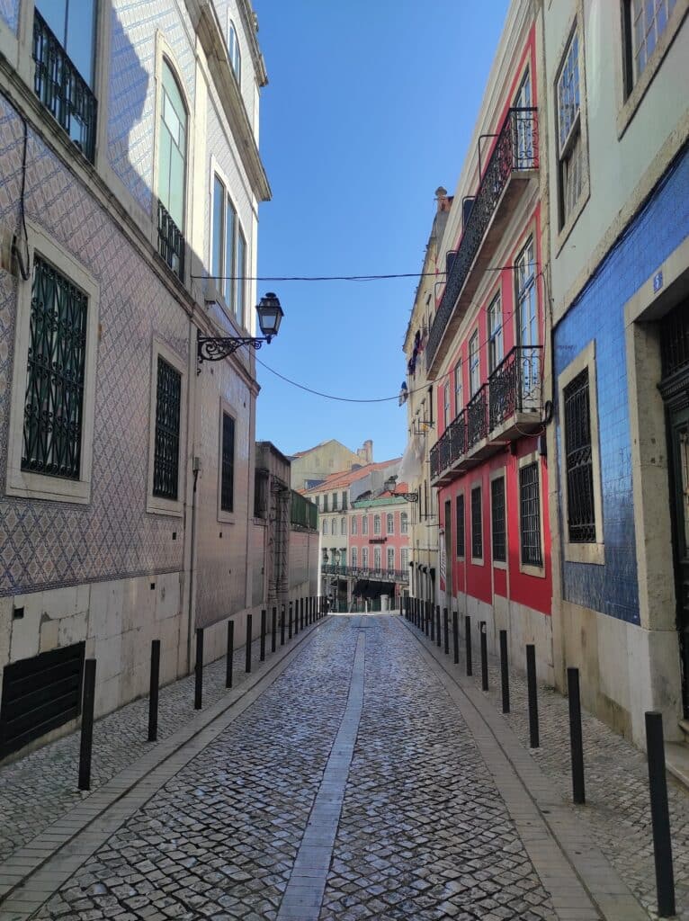 Ruelle quartier Alfama Lisbonne