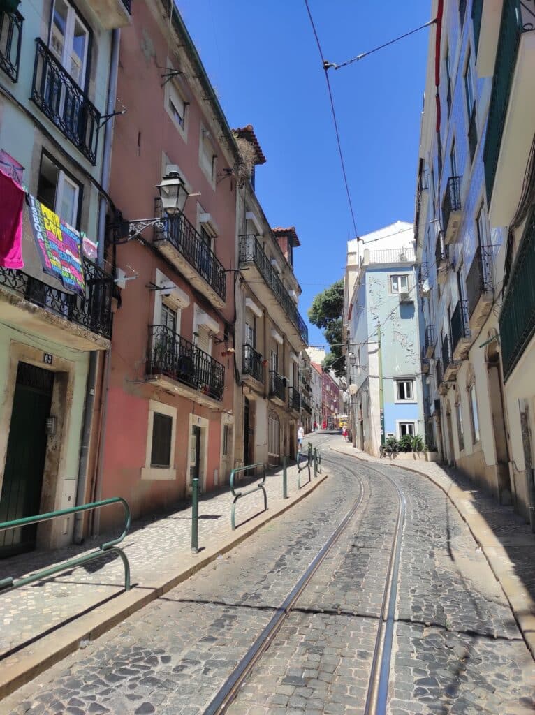 Ruelle quartier Alfama Lisbonne