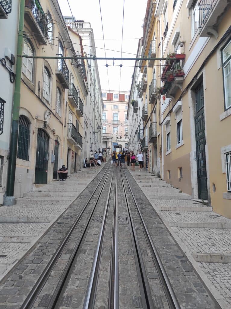 Rue quartier Chiado à Lisbonne Portugal