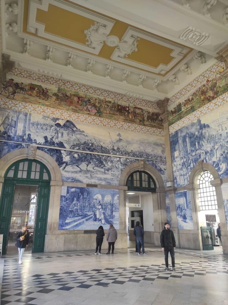 Azulejos à l'intérieur de la gare Sao Bento de Porto